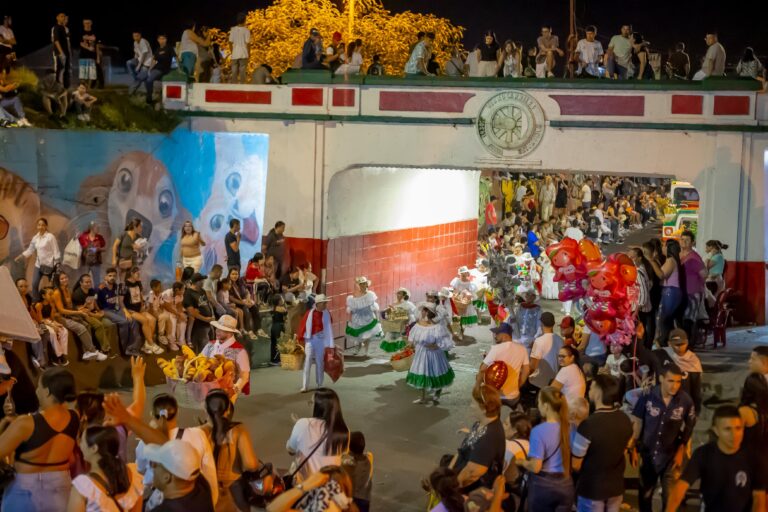 La calle 25 se llenó de color: Miles de tulueños disfrutaron del Primer Carnaval del Pueblo