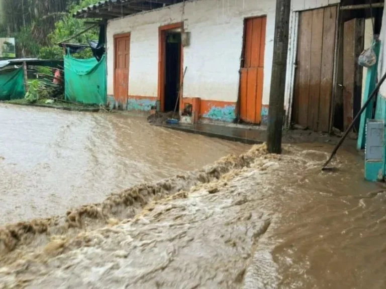 Emergencia por lluvias golpea Versalles